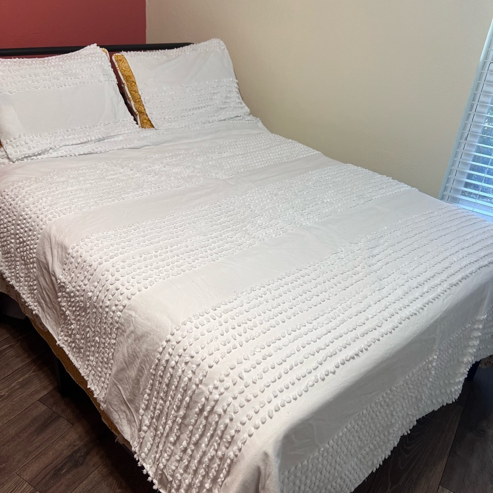 The Pure Collection By Indigo Jacquard Pom Tufts Duvet Cover and 2 Shams Full Sz